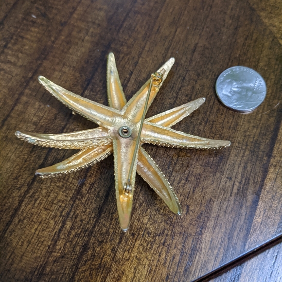 Vintage Gold tone Flower Brooch - Picture 2 of 3